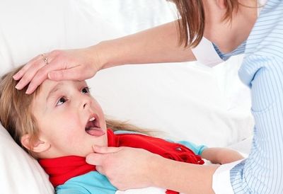 лечить ангину у ребенка