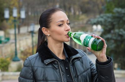 девушка пьет ессентуки