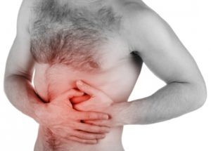 мужчина держится за живот