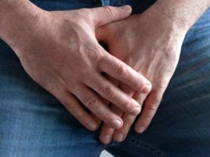 Какие виды сыпи на головке у мужчин наиболее опасны, а также, самые распространенные место проявлений. Если вы обнаружили такие проявления, то лучше узнать, какие болезни могут провоцировать и какая безопасна для здоровья. А также, что означает красная и белая сыпь на половом члене