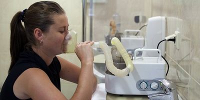девушка с ингалятором
