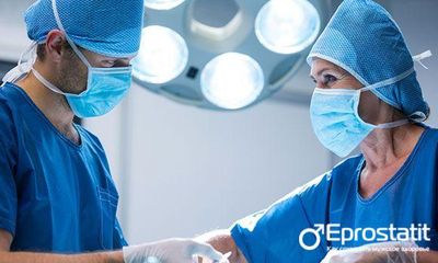 Доктора делают операцию
