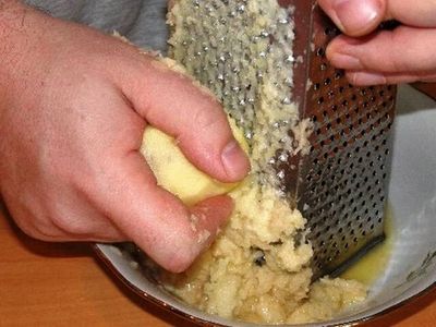 Натирание картофеля