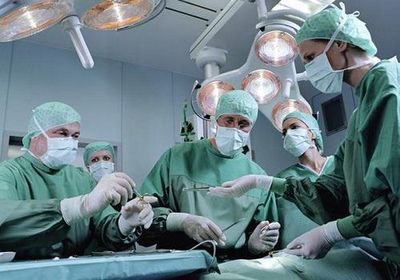 Врачи делают операцию Бергера