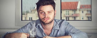 Вялость и сонливость - это состояния, вызванные угнетением центральной нервной системы. Проявляются они под действием внутренних или внешних негативных факторов.